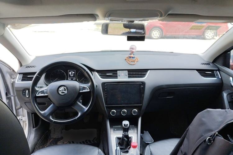 Used Skoda Octavia 2015 1.6L Manual Yijie Edition Center Console