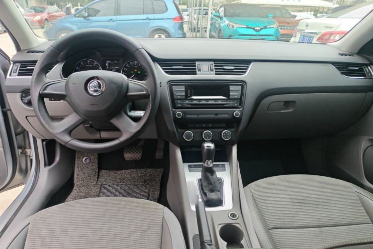 Used Skoda Octavia 2015 1.6L Automatic Yijie Edition Center Console