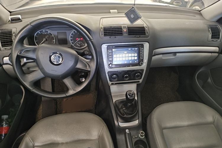 Used Skoda Octavia 2015 Classic Model 1.6L Manual Eado Version Center Console
