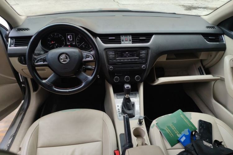 Used Skoda Octavia 2015 1.6L Automatic Yijun Edition Center Console
