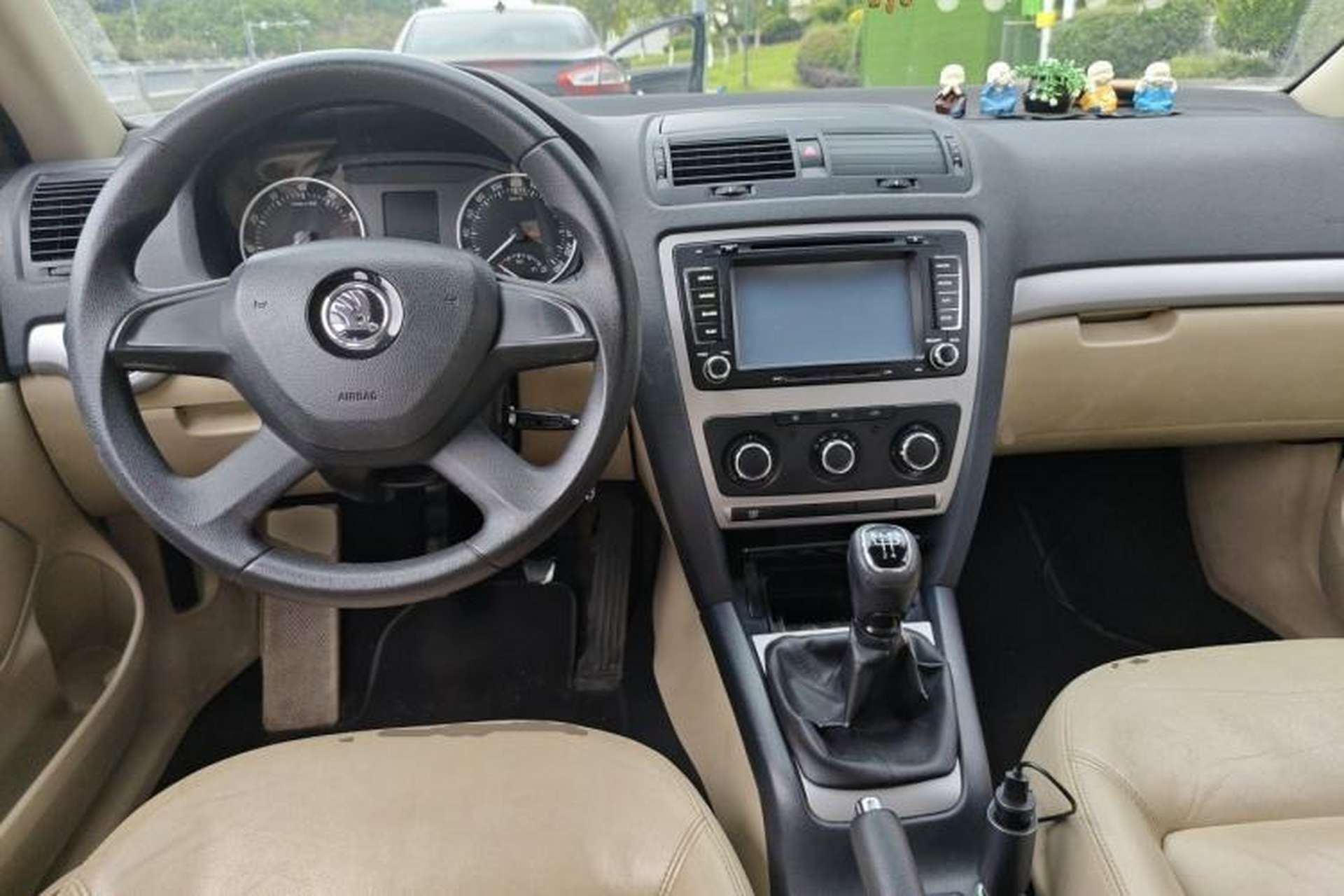 Used Skoda Octavia 2015 Classic Model 1.6L Manual Yijie Edition Center Console