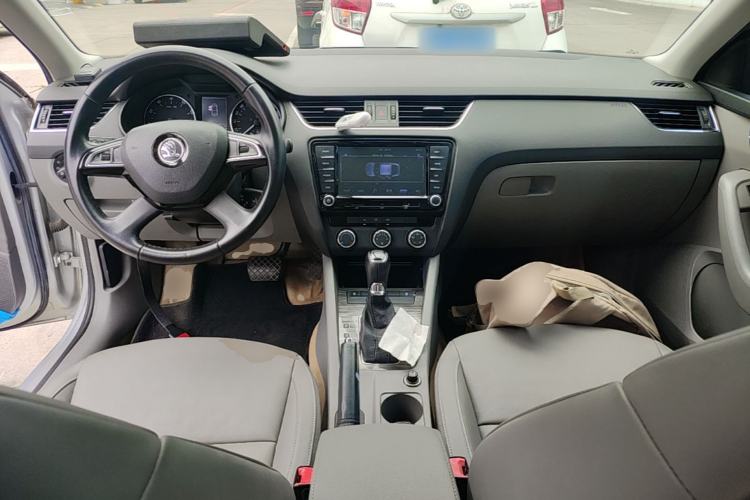 Used Skoda Octavia 2015 1.6L Automatic Yijun Edition Center Console