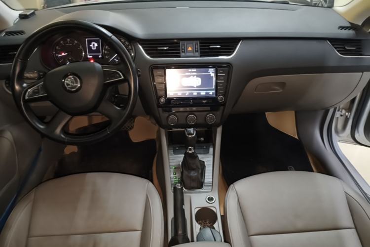 Used Skoda Octavia 2015 1.6L Automatic Yijun Edition Center Console