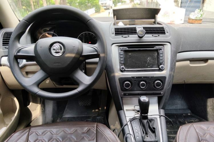 Used Skoda Octavia 2015 Classic Model 1.6L Automatic Yijie Version Center Console