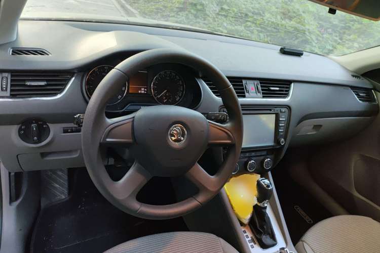 Used Skoda Octavia 2015 1.6L Automatic Yijie Edition Center Console