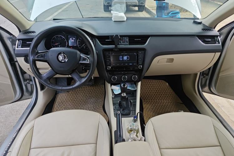 Used Skoda Octavia 2015 1.6L Automatic Yijun Edition Center Console