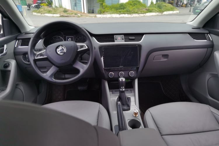 Used Skoda Octavia 2015 1.4TSI DSG Yijun Edition Center Console