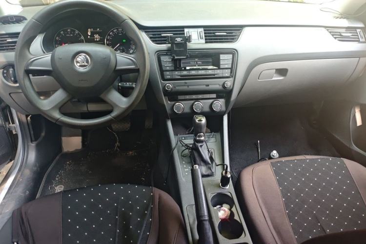 Used Skoda Octavia 2015 1.6L Automatic Eado Edition Center Console