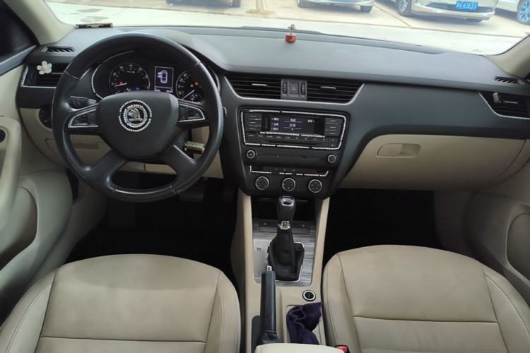 Used Skoda Octavia 2015 1.6L Automatic Yijun Edition Center Console
