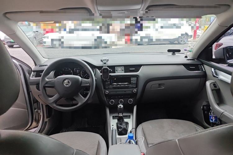 Used Skoda Octavia 2015 1.6L Automatic Yijie Edition Center Console