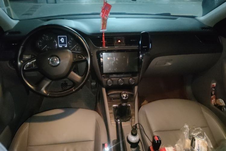 Used Skoda Octavia 2015 1.6L Manual Yijun Edition Center Console