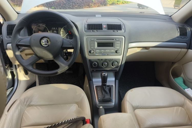 Used Skoda Octavia 2015 Classic Model 1.6L Automatic Yijie Version Center Console