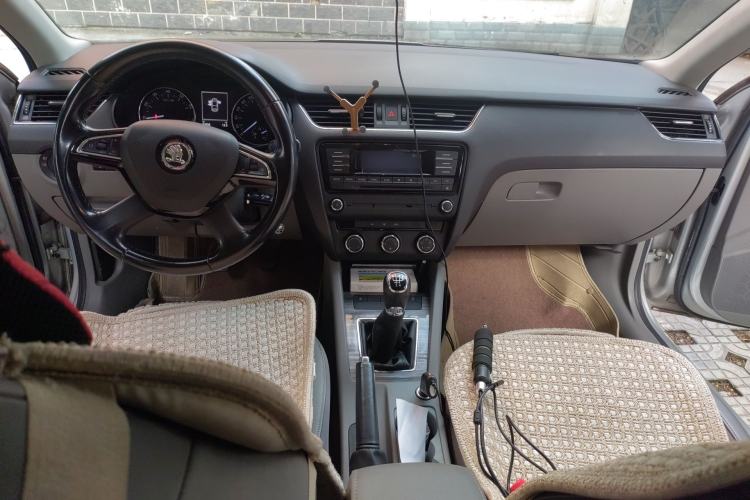 Used Skoda Octavia 2015 1.6L Manual Yijun Edition Center Console
