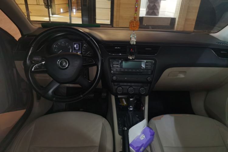 Used Skoda Octavia 2015 1.6L Automatic Yijun Edition Center Console