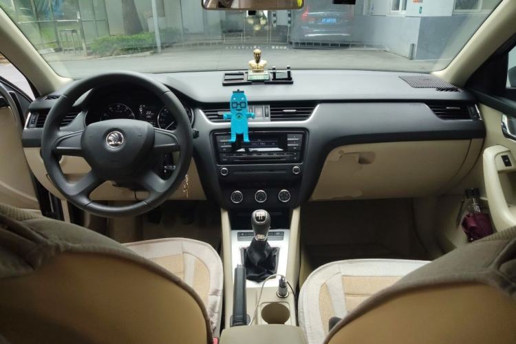 Used Skoda Octavia 2015 1.6L Manual Yijie Edition Center Console
