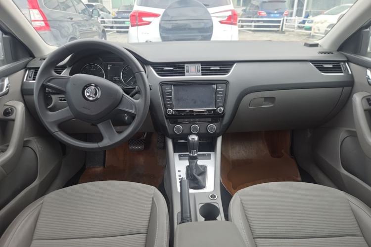 Used Skoda Octavia 2015 1.6L Automatic Yijie Edition Center Console