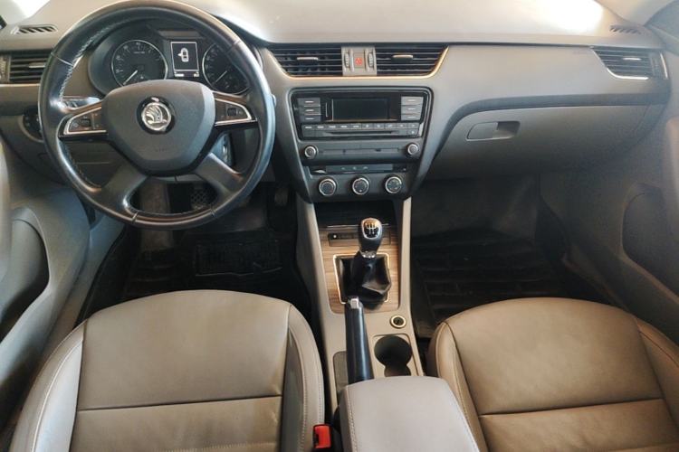 Used Skoda Octavia 2015 1.6L Manual Yijun Edition Center Console