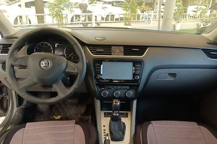 Used Skoda Octavia 2015 1.6L Automatic Yijie Edition Center Console