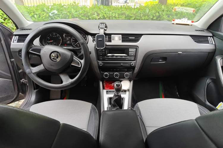 Used Skoda Octavia 2015 1.6L Manual Yijie Edition Center Console