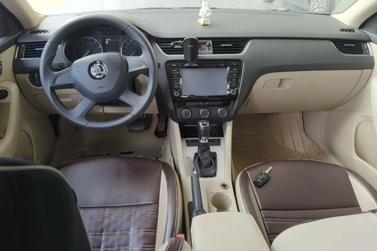 Used Skoda Octavia 2015 1.6L Automatic Yijie Edition Center Console