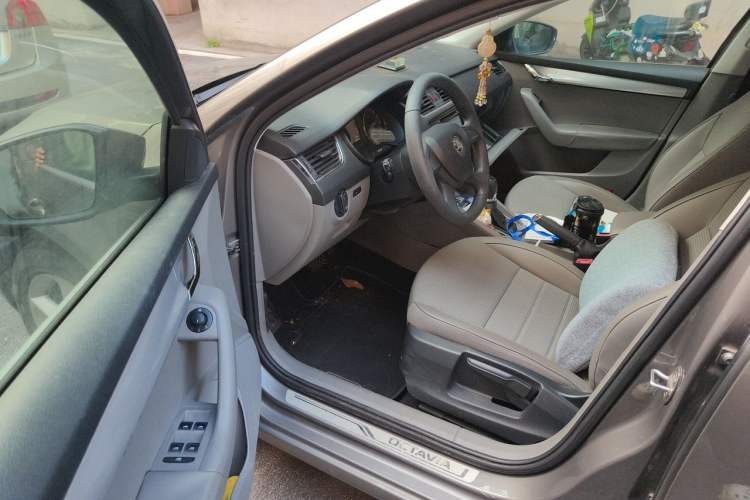 Used Skoda Octavia 2015 1.6L Automatic Yijie Edition Driver Seat