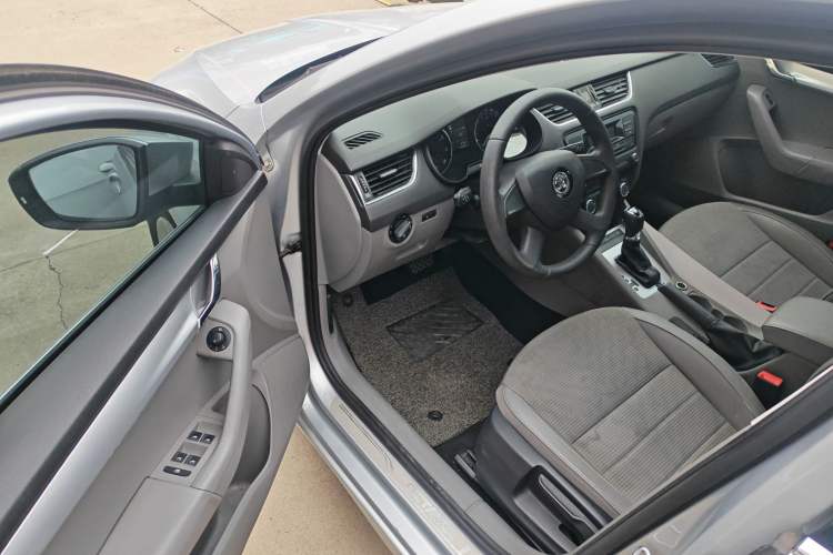 Used Skoda Octavia 2015 1.6L Automatic Yijie Edition Driver Seat