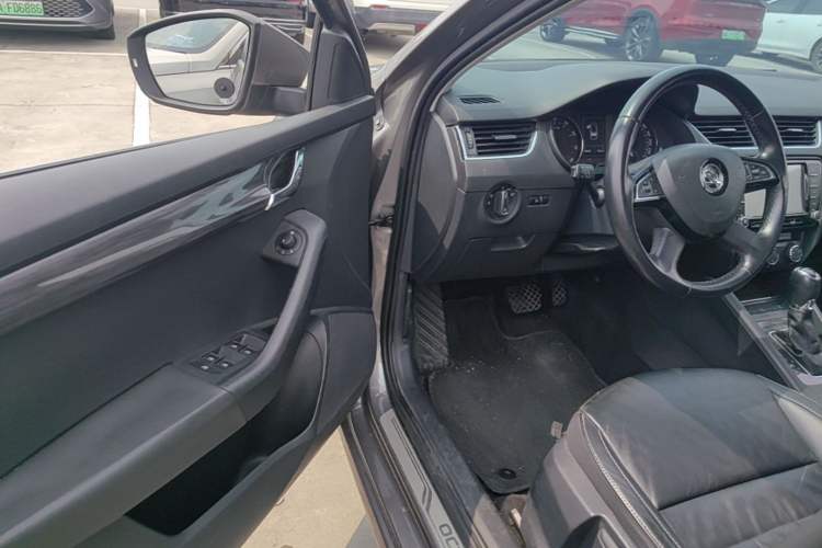 Used Skoda Octavia 2015 1.6L Automatic Yijun Edition Driver Seat