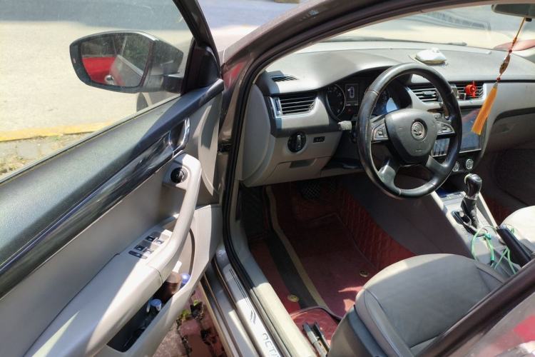 Used Skoda Octavia 2015 1.6L Automatic Yijun Edition Driver Seat