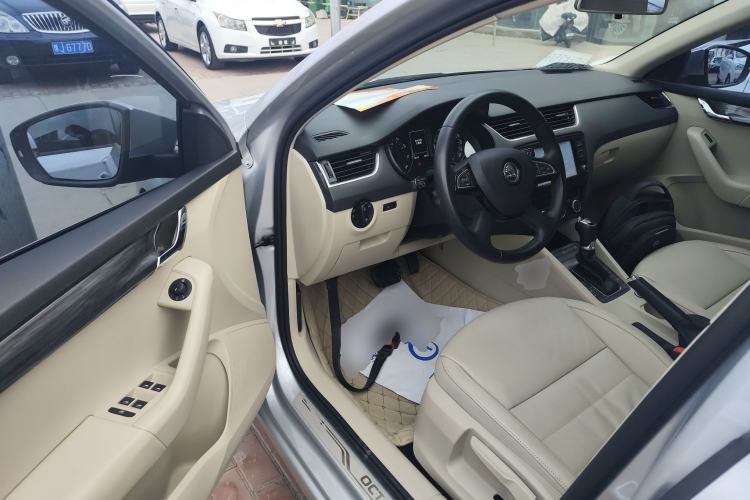 Used Skoda Octavia 2015 1.6L Automatic Yijun Edition Driver Seat