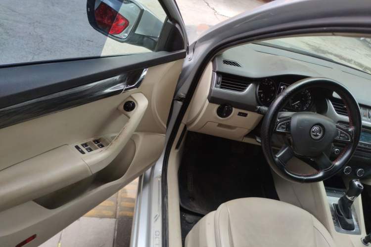 Used Skoda Octavia 2015 1.6L Automatic Yijun Edition Driver Seat