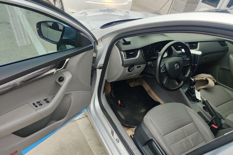 Used Skoda Octavia 2015 1.6L Automatic Yijun Edition Driver Seat