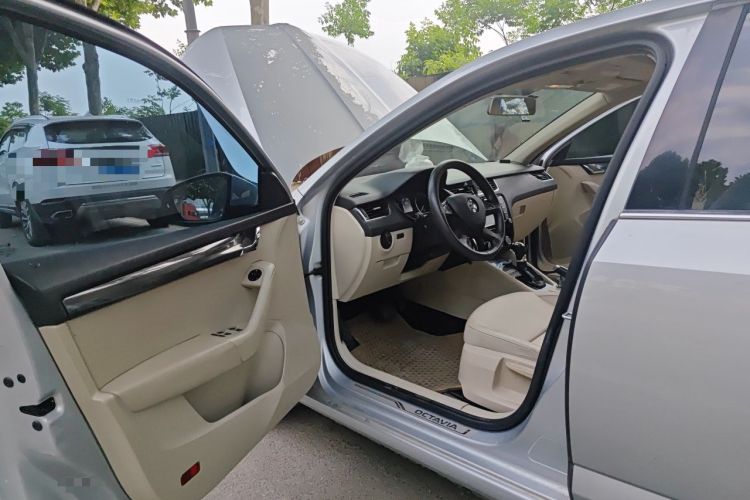 Used Skoda Octavia 2015 1.6L Automatic Yijun Edition Driver Seat