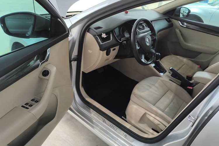 Used Skoda Octavia 2015 1.6L Automatic Yijun Edition Driver Seat