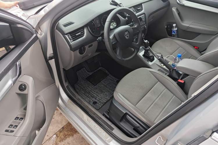 Used Skoda Octavia 2015 1.6L Automatic Yijie Edition Driver Seat