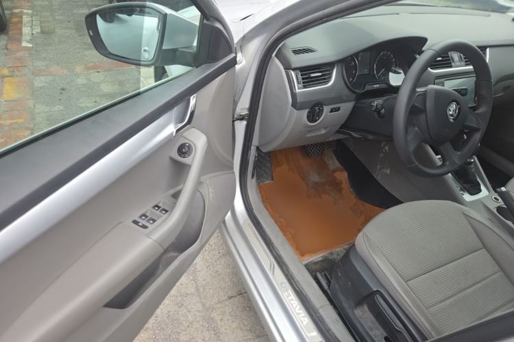 Used Skoda Octavia 2015 1.6L Automatic Yijie Edition Driver Seat