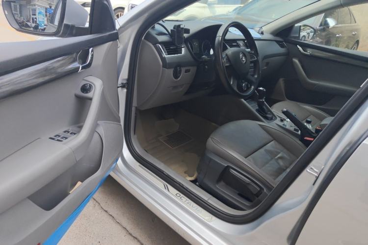 Used Skoda Octavia 2015 1.6L Automatic Yijun Edition Driver Seat