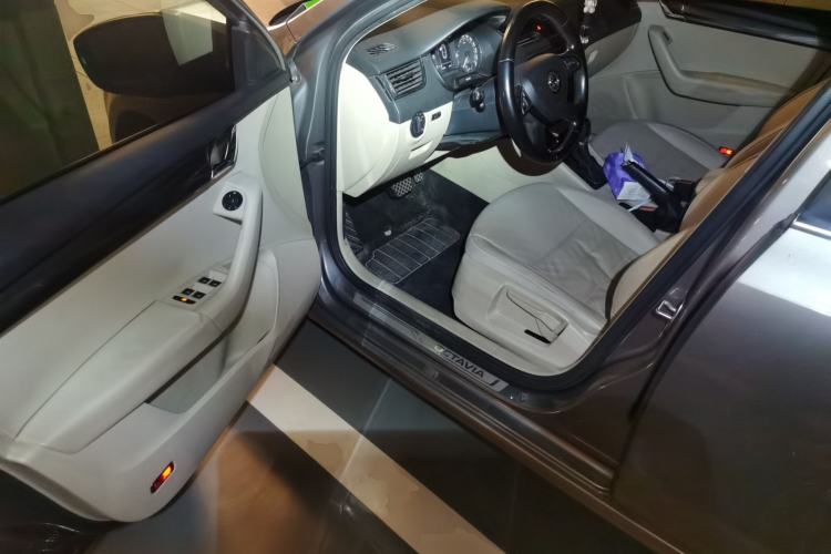 Used Skoda Octavia 2015 1.6L Automatic Yijun Edition Driver Seat