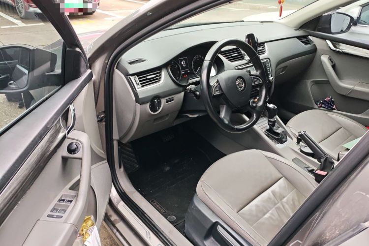 Used Skoda Octavia 2015 1.6L Automatic Yijun Edition Driver Seat