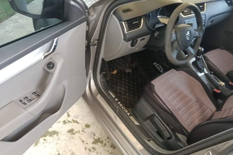 Used Skoda Octavia 2015 1.6L Automatic Yijie Edition Driver Seat