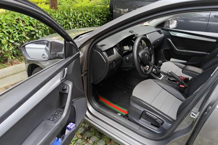 Used Skoda Octavia 2015 1.6L Manual Yijie Edition Driver Seat