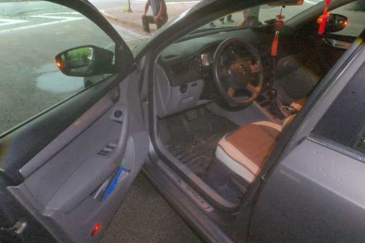 Used Skoda Octavia 2015 1.6L Automatic Yijie Edition Driver Seat