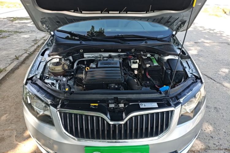 Used Skoda Octavia 2015 1.6L Automatic Yijie Edition Engine Bay