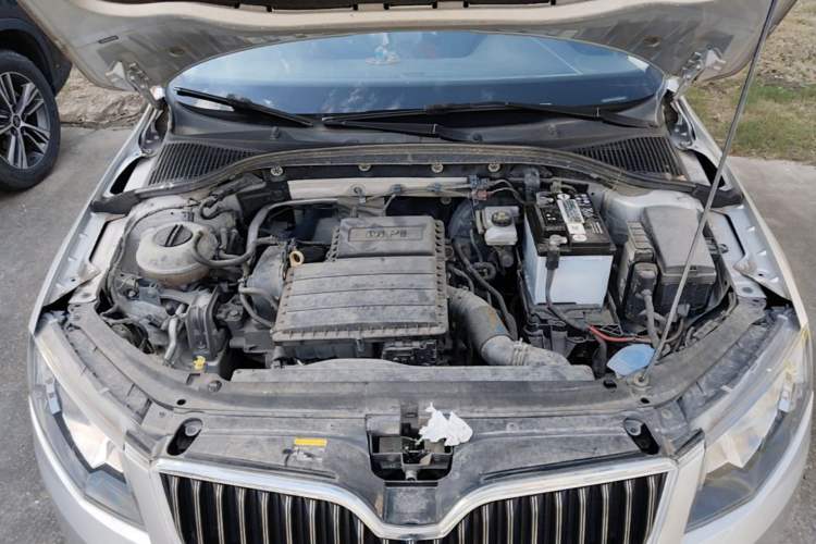 Used Skoda Octavia 2015 1.6L Manual Yijie Edition Engine Bay