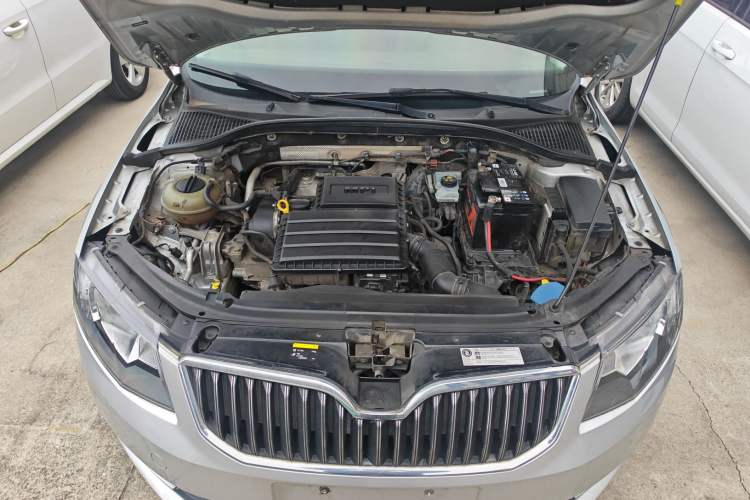 Used Skoda Octavia 2015 1.6L Automatic Yijie Edition Engine Bay