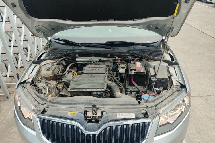 Used Skoda Octavia 2015 1.6L Automatic Yijun Edition Engine Bay