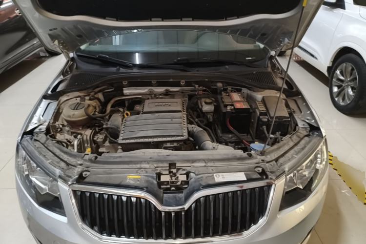 Used Skoda Octavia 2015 1.6L Automatic Yijun Edition Engine Bay