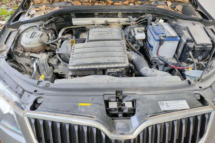 Used Skoda Octavia 2015 1.6L Automatic Yijie Edition Engine Bay