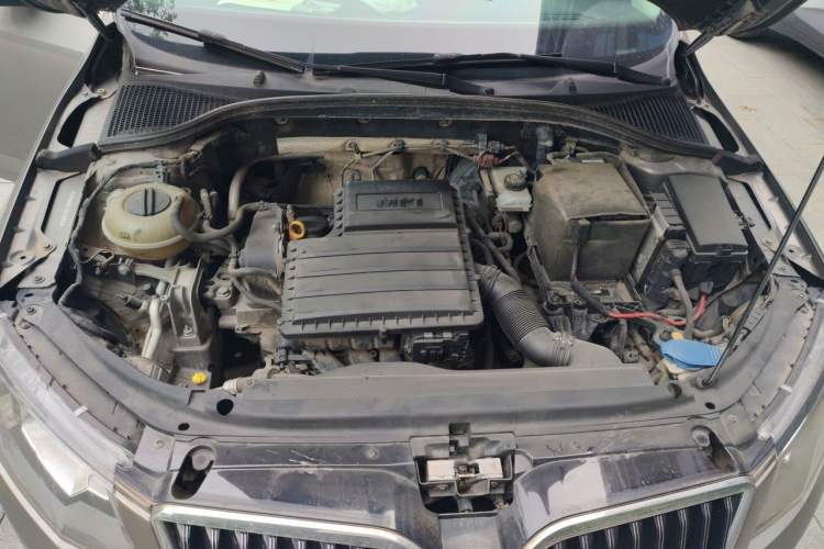 Used Skoda Octavia 2015 1.6L Manual Yijie Edition Engine Bay