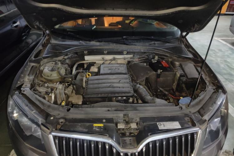 Used Skoda Octavia 2015 1.6L Automatic Yijie Edition Engine Bay