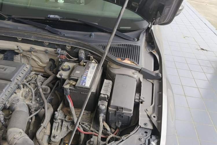 Used Skoda Octavia 2015 1.6L Automatic Yijie Edition Engine Bay Left